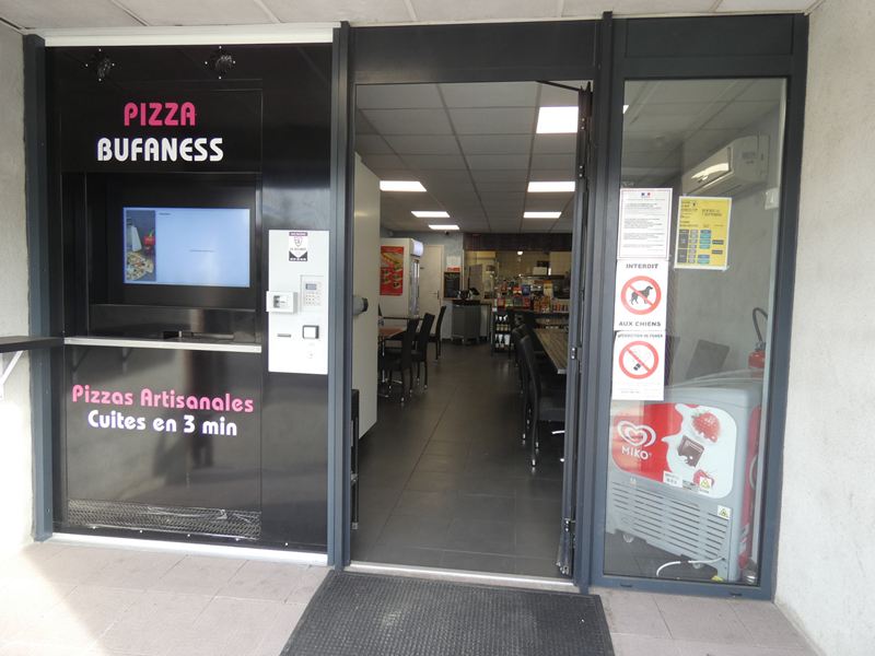 Le distributeur de pizzas devant Pizza Bufaness