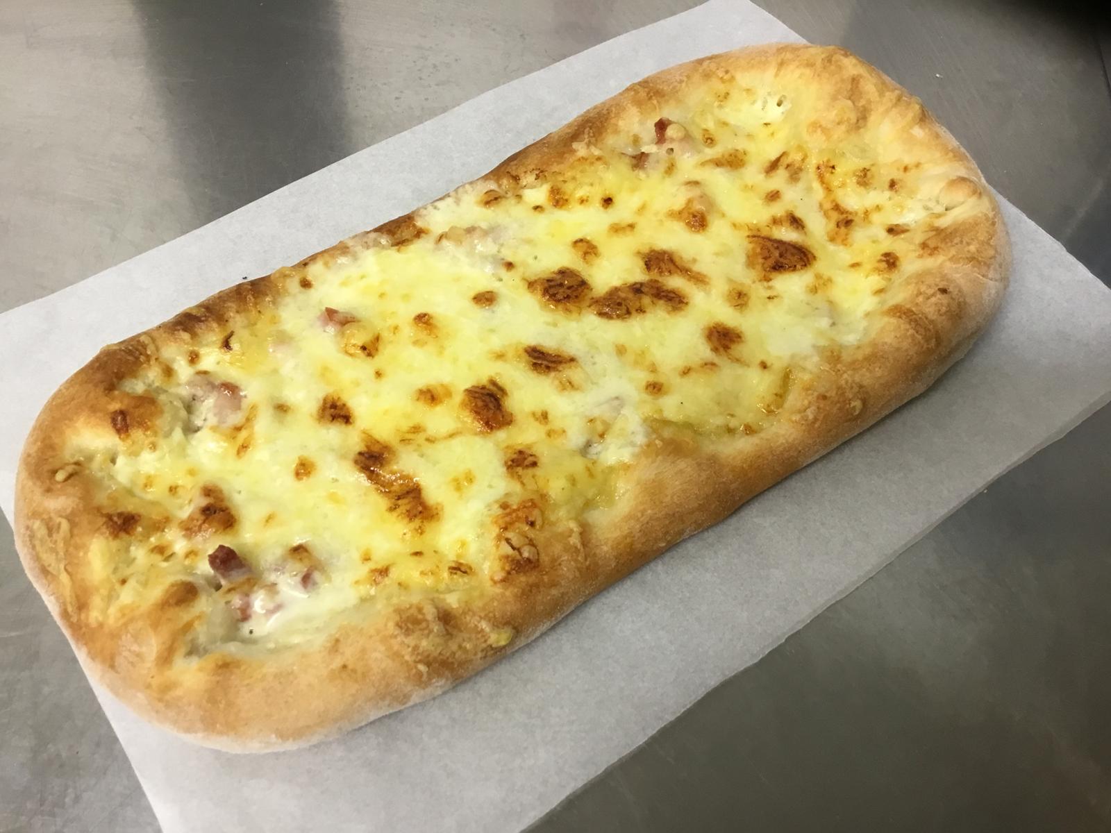 Pizza crème, lardons et fromage